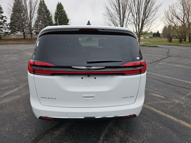 Used 2026 Chrysler Pacifica Limited image 5