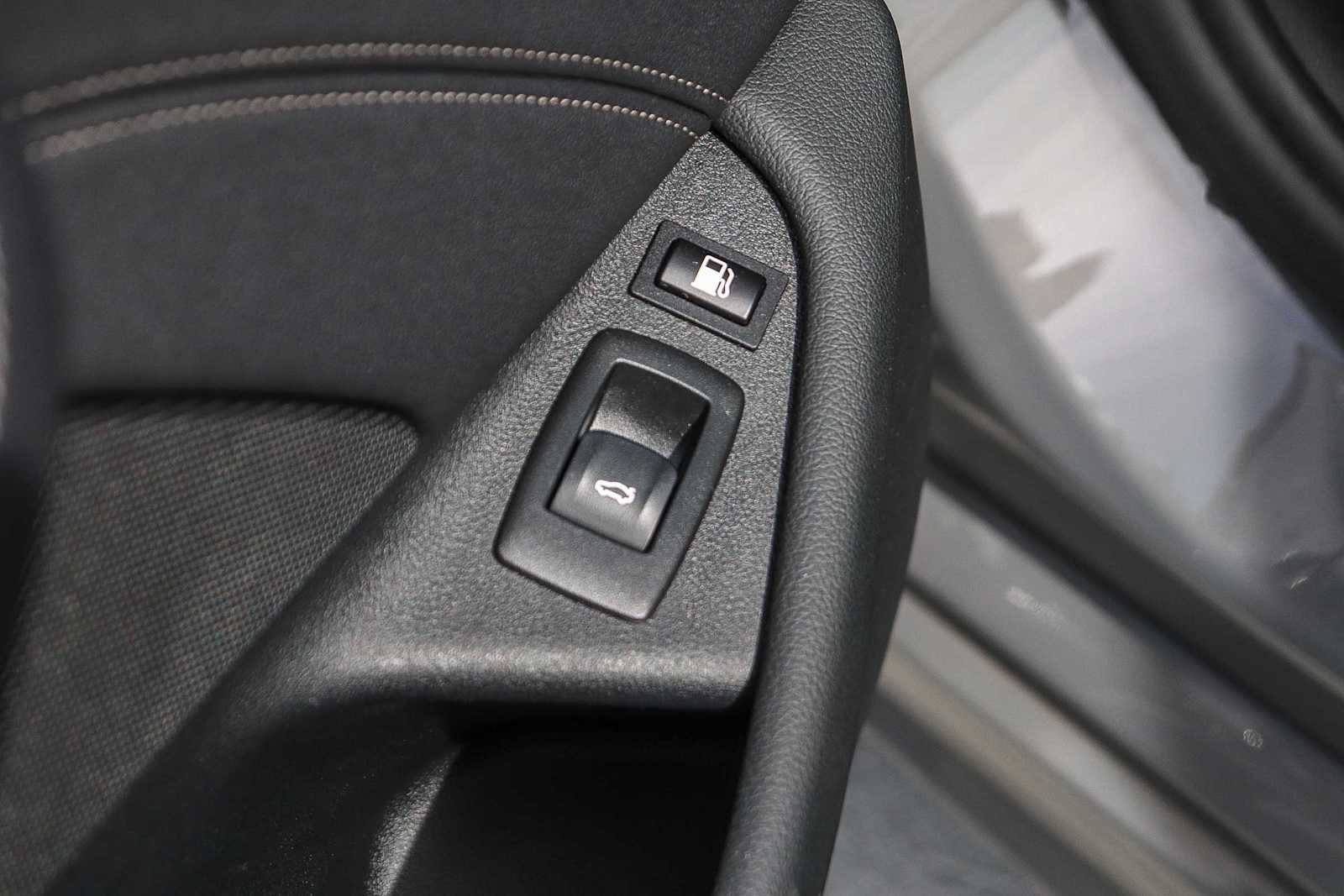 Used 2022 BMW 530e w/ M Sport Package image 29