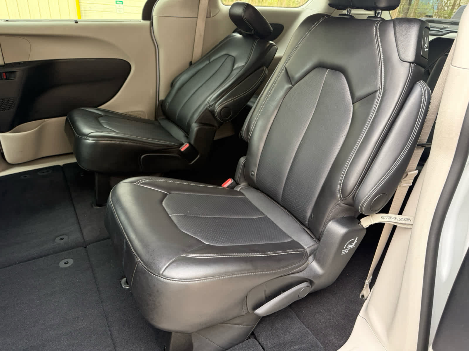 Used 2024 Chrysler Pacifica Touring-L FWD image 5