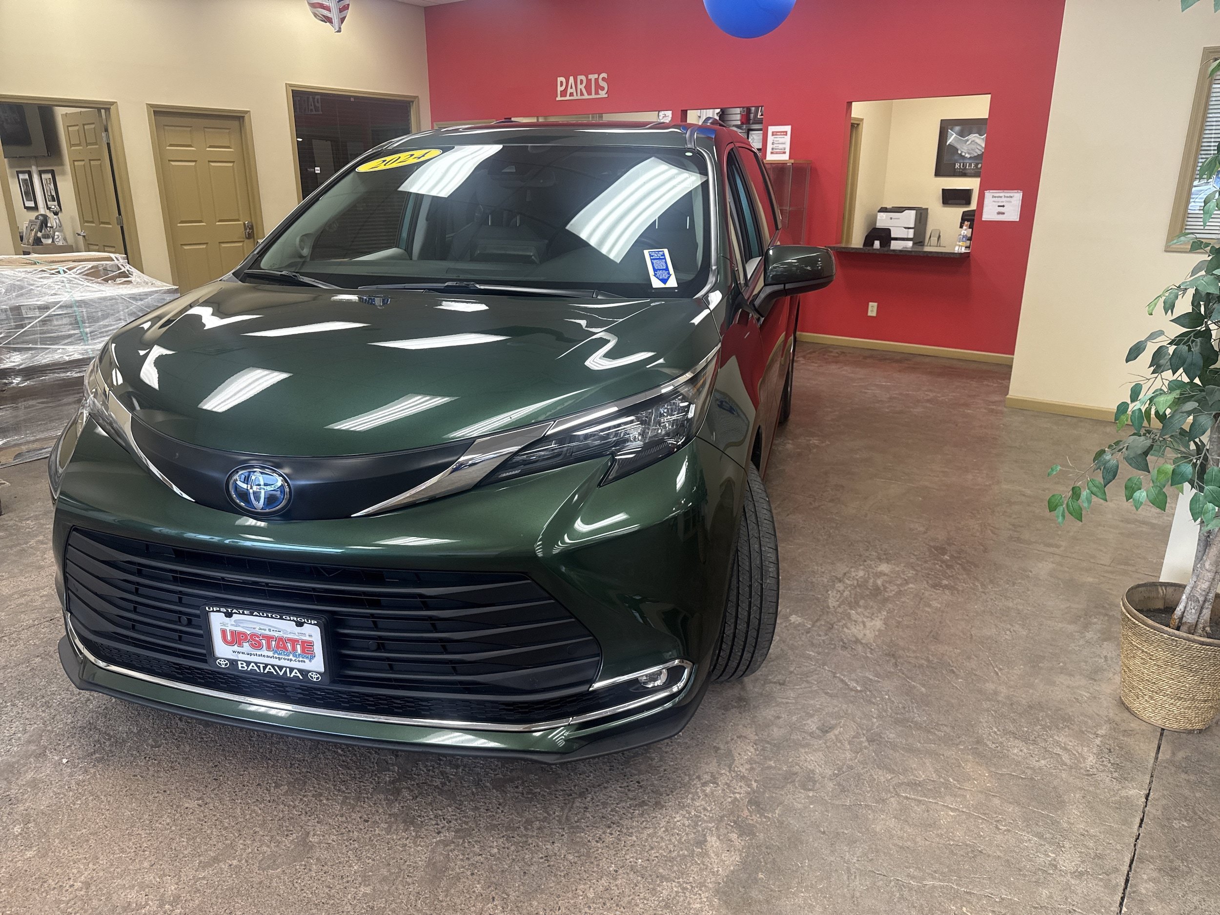 Used 2024 Toyota Sienna XLE w/ XLE Plus Package AWD/4WD image 1