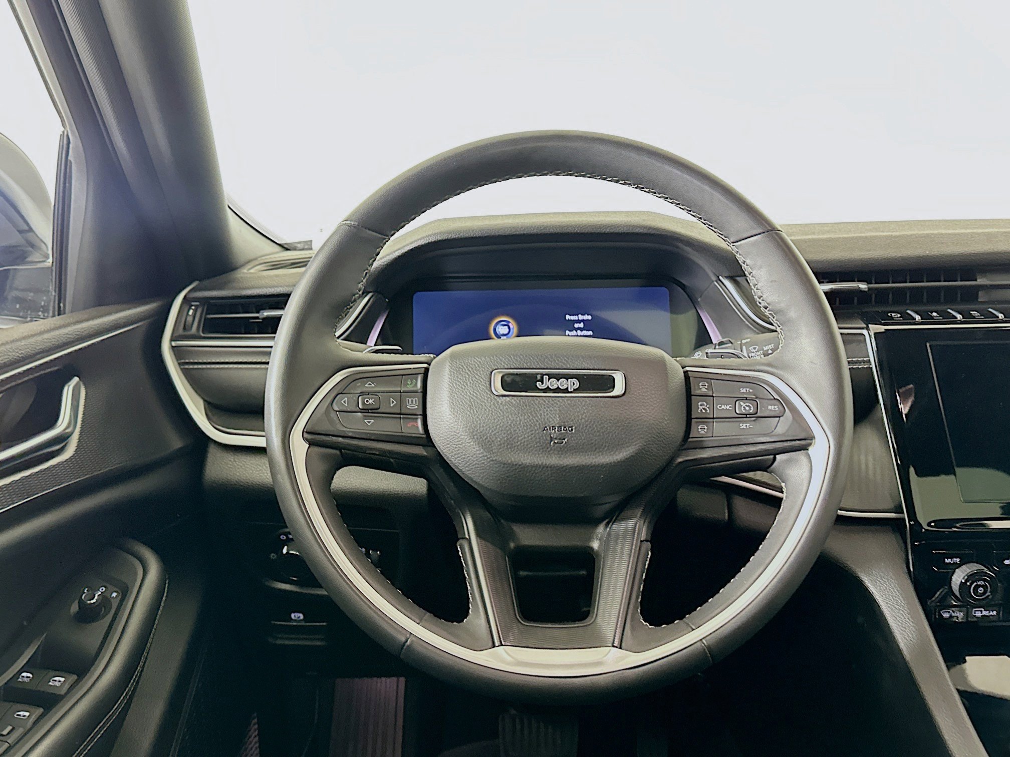 Used 2023 Jeep Grand Cherokee L Laredo image 18