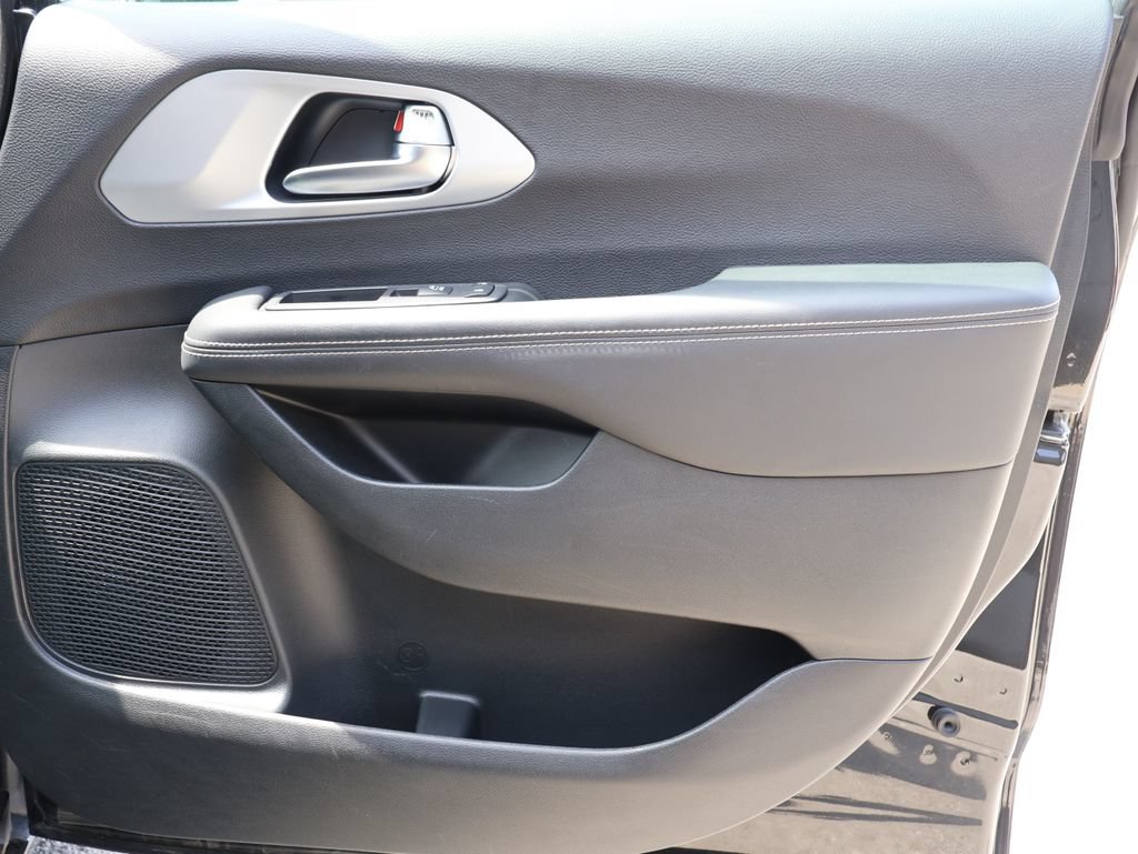 Used 2025 Chrysler Pacifica Limited FWD image 8