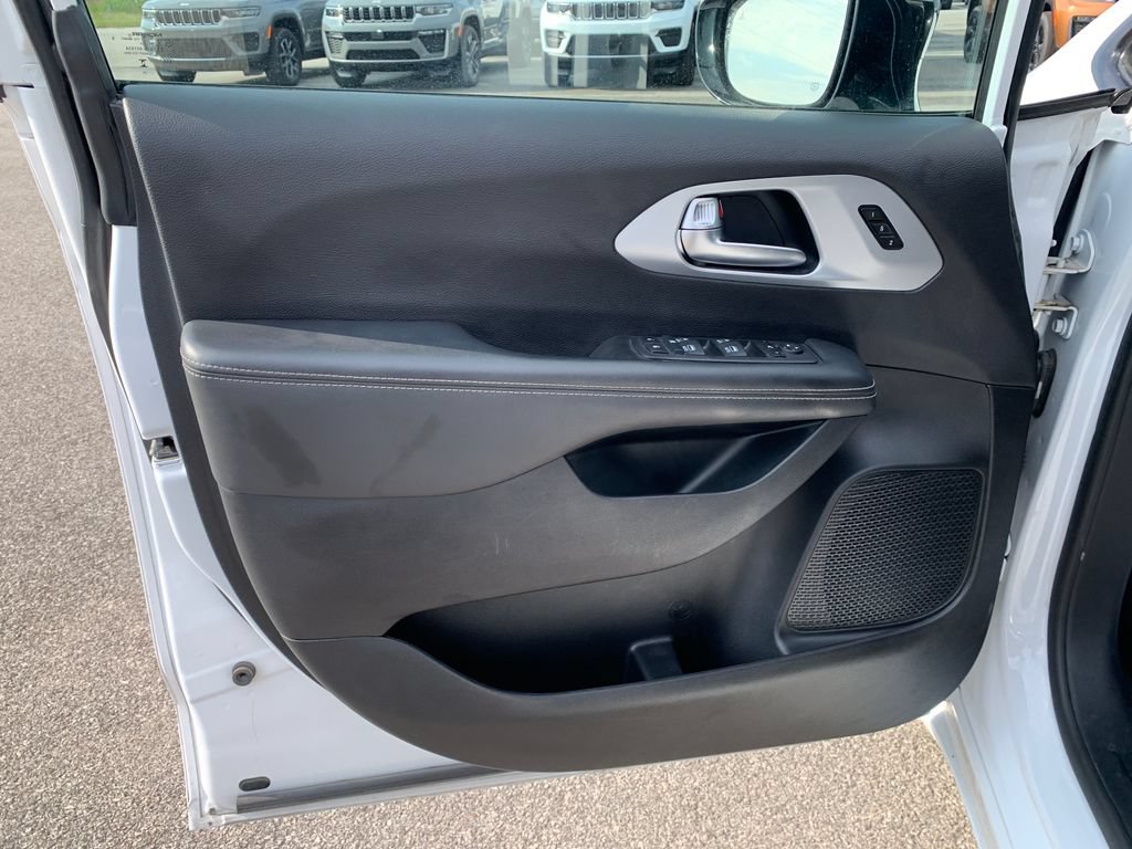 Used 2025 Chrysler Pacifica Limited FWD image 16