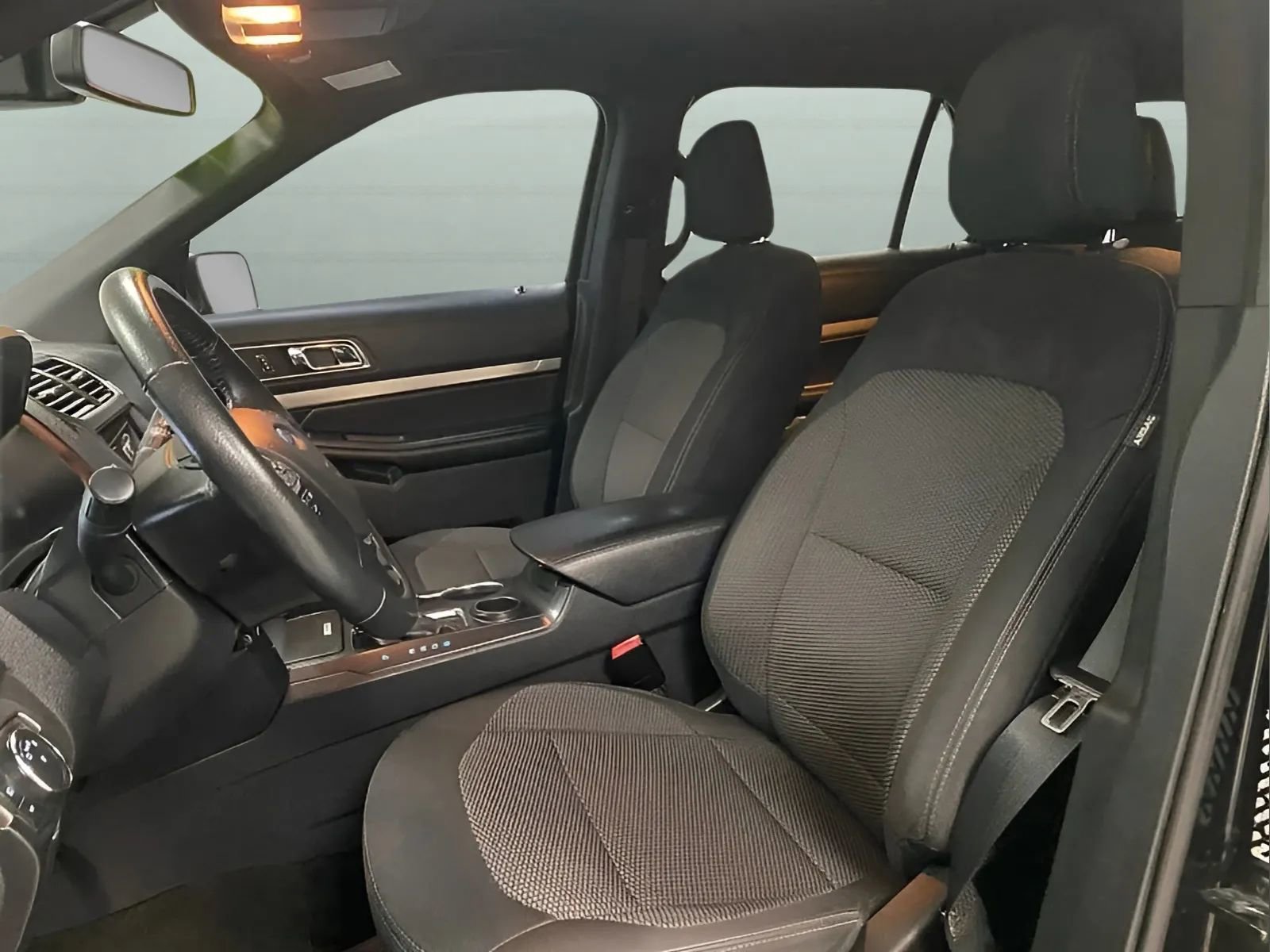 Used 2018 Ford Explorer XLT w/ Equipment Group 201A FWD image 9