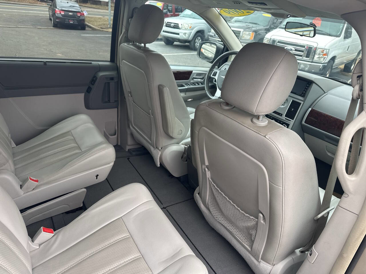Used 2009 Chrysler Town & Country Touring image 13