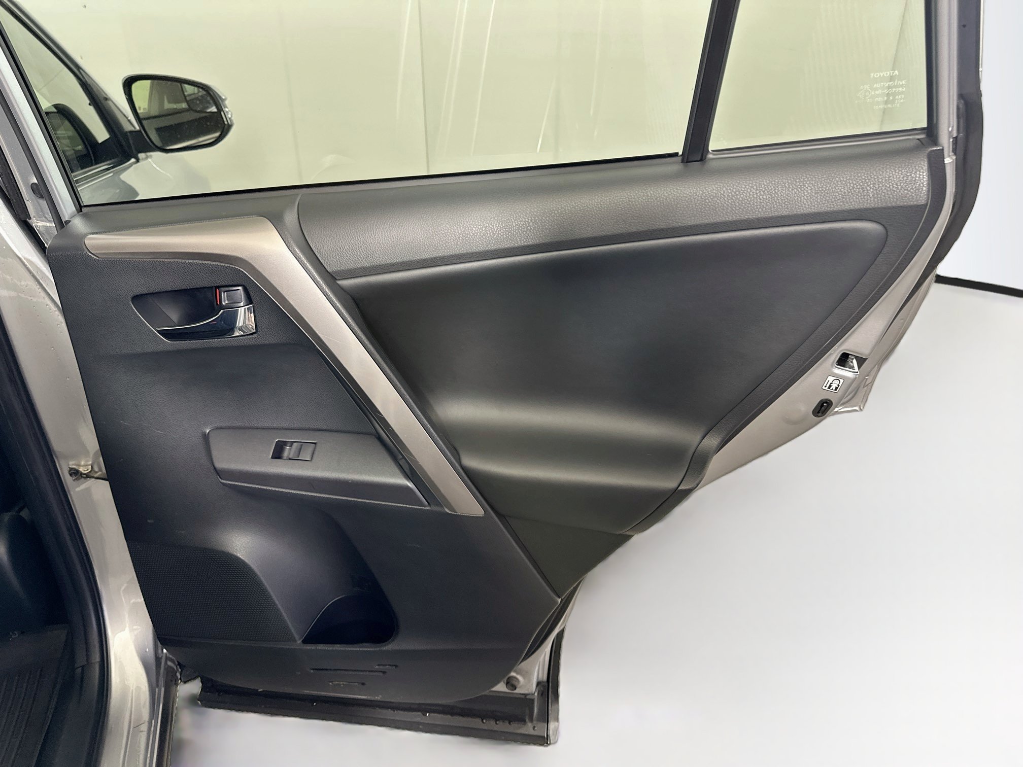 Used 2018 Toyota RAV4 XLE w/ All Weather Liner Package FWD image 28