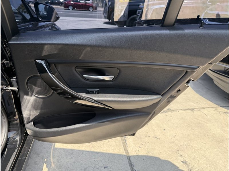 Used 2018 BMW 320i Sedan RWD image 25