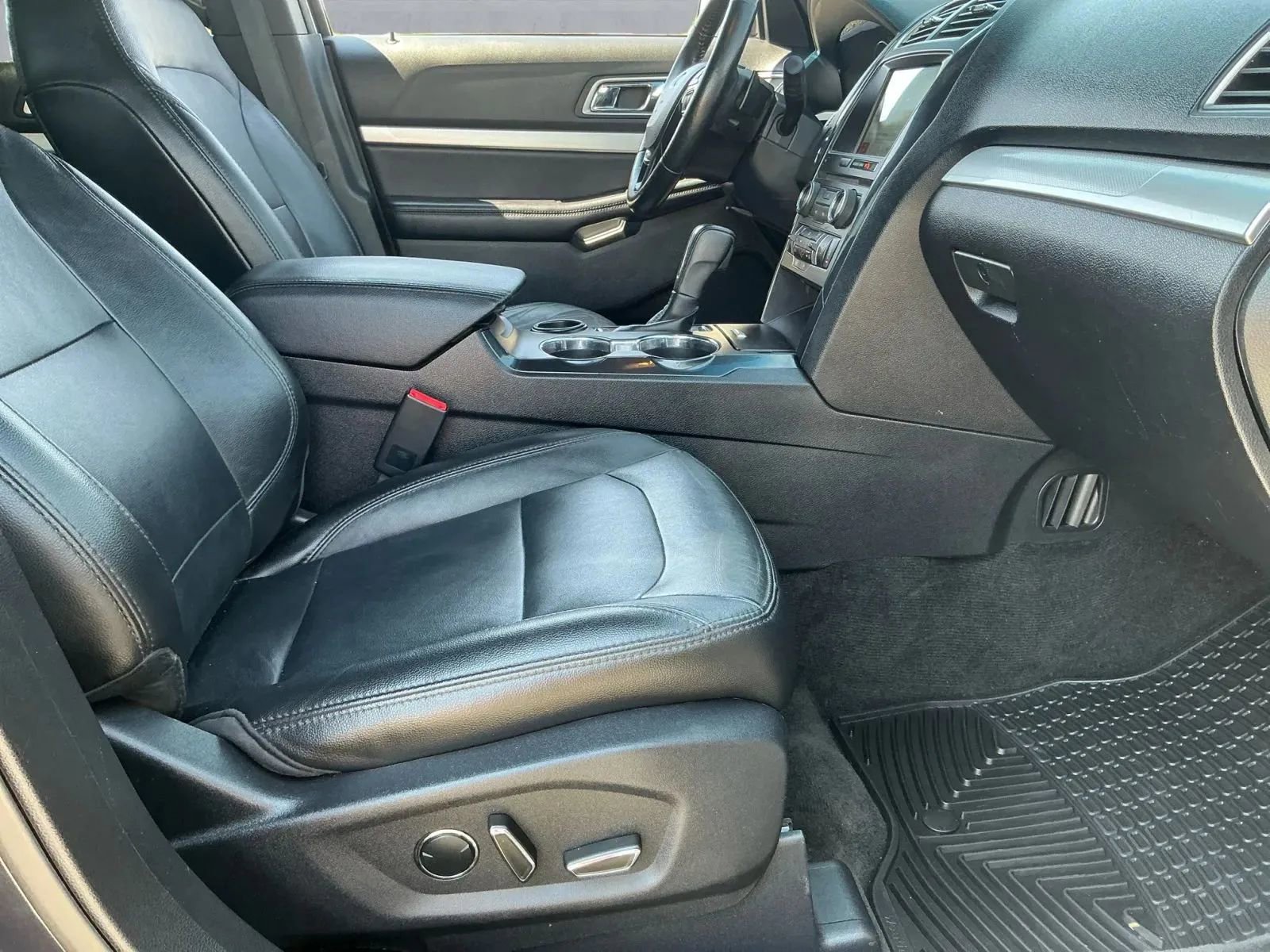Used 2017 Ford Explorer XLT w/ Equipment Group 202A image 19