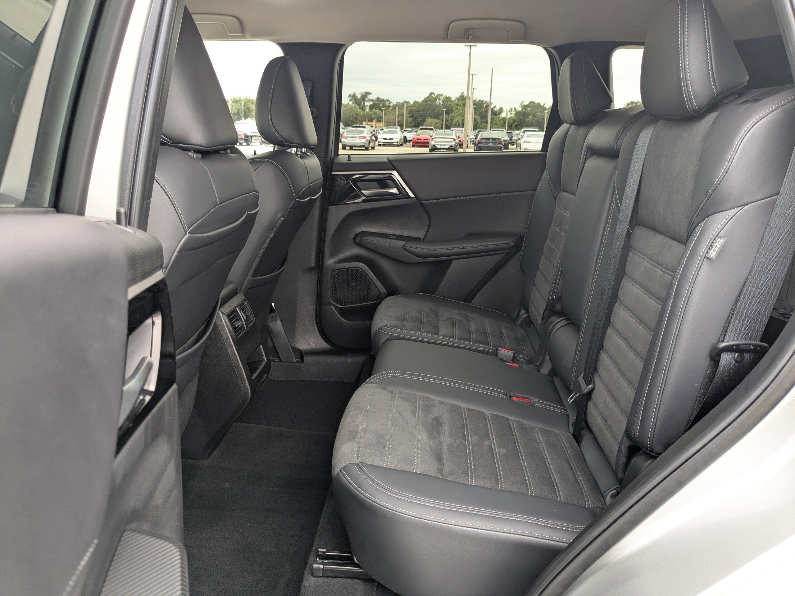 Used 2023 Mitsubishi Outlander SE image 17