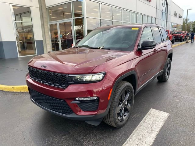 Used 2023 Jeep Grand Cherokee Limited w/ Luxury Tech Group II image 4