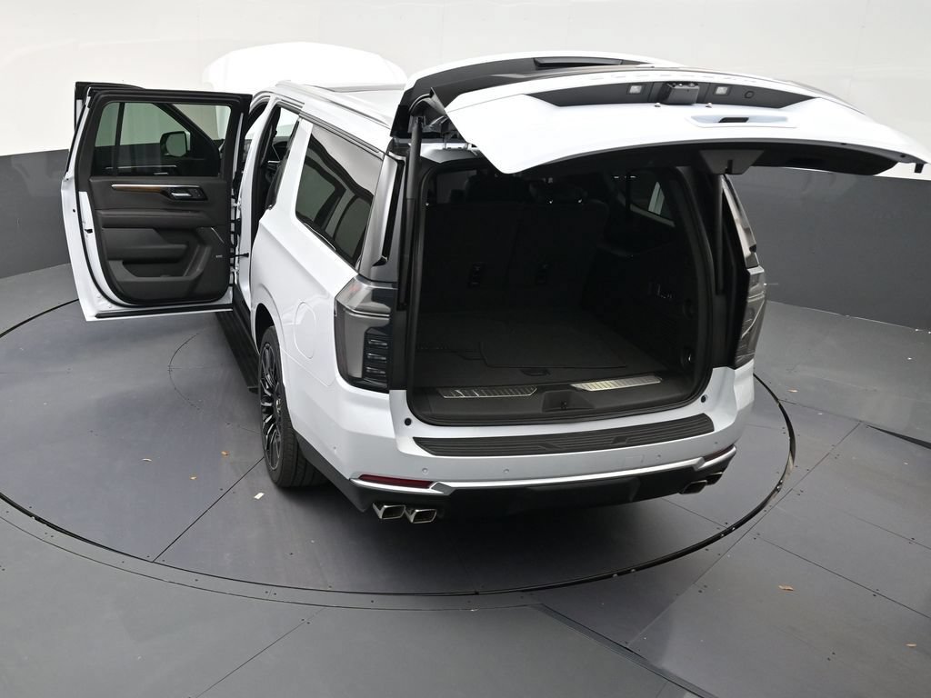 Used 2026 Chevrolet Suburban High Country AWD/4WD image 31