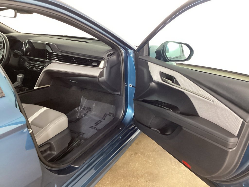Used 2025 Toyota Camry SE w/ Convenience Package FWD image 21