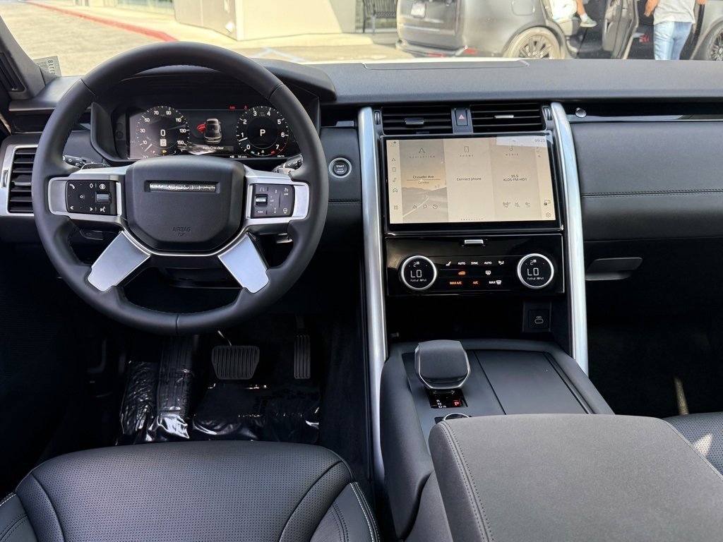 New 2025 Land Rover Discovery S image 25