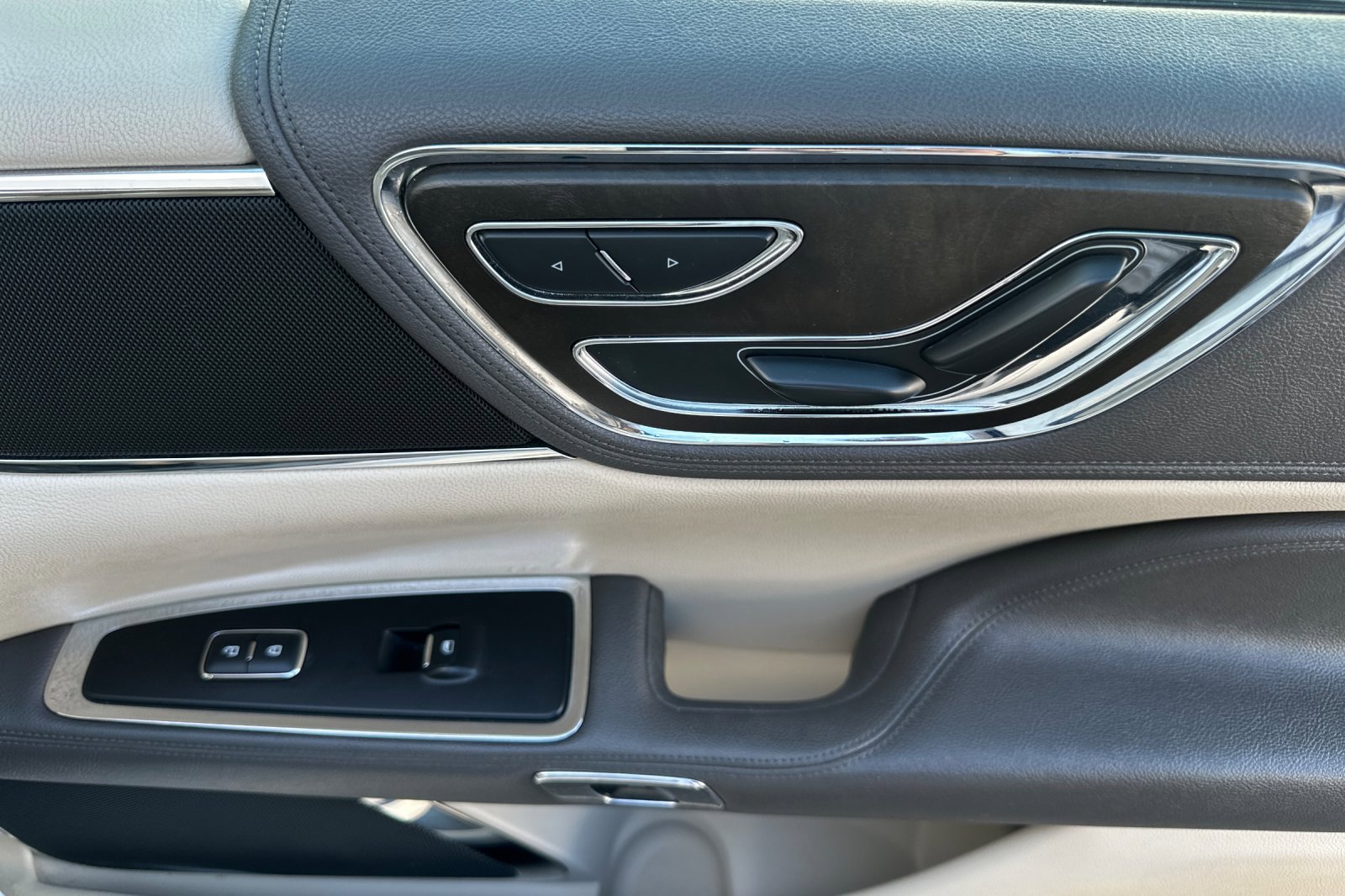 Used 2017 Lincoln Continental Select image 20