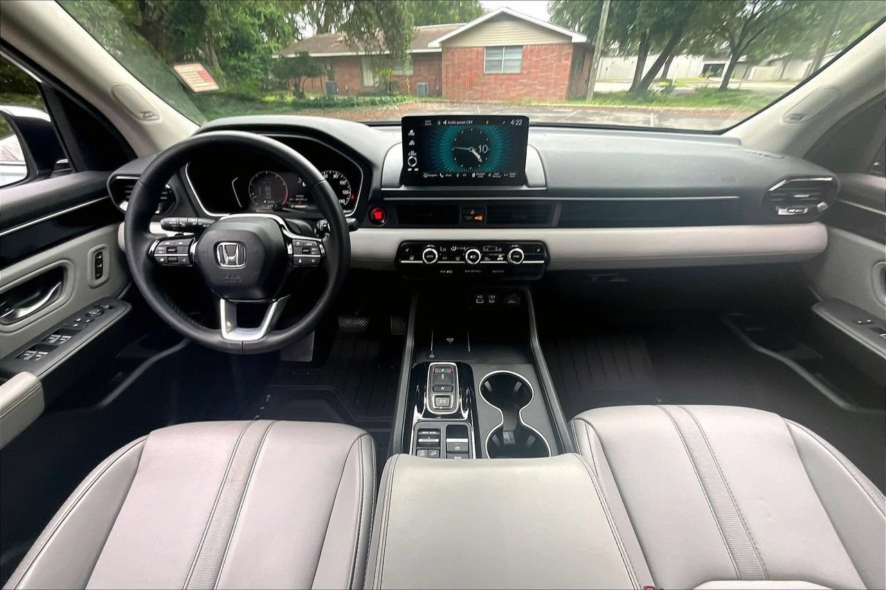 Used 2025 Honda Pilot Touring image 7
