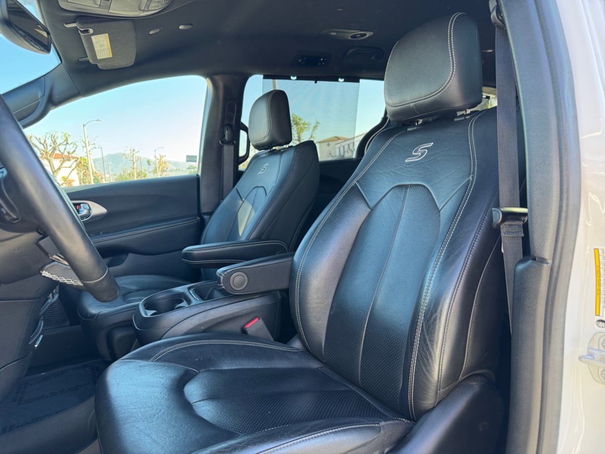 Used 2020 Chrysler Pacifica Touring-L AWD/4WD image 16