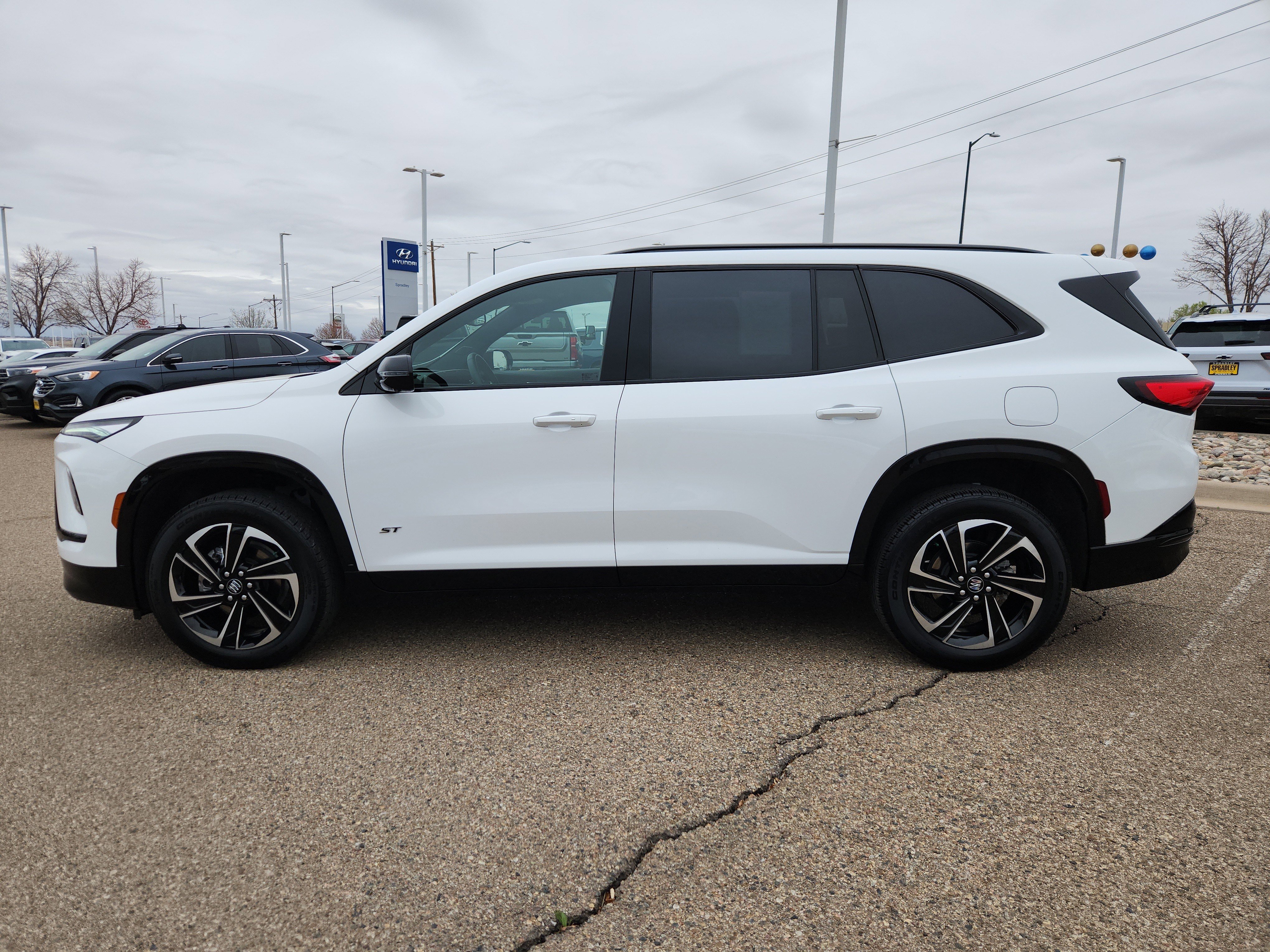 Used 2025 Buick Enclave Sport Touring image 2