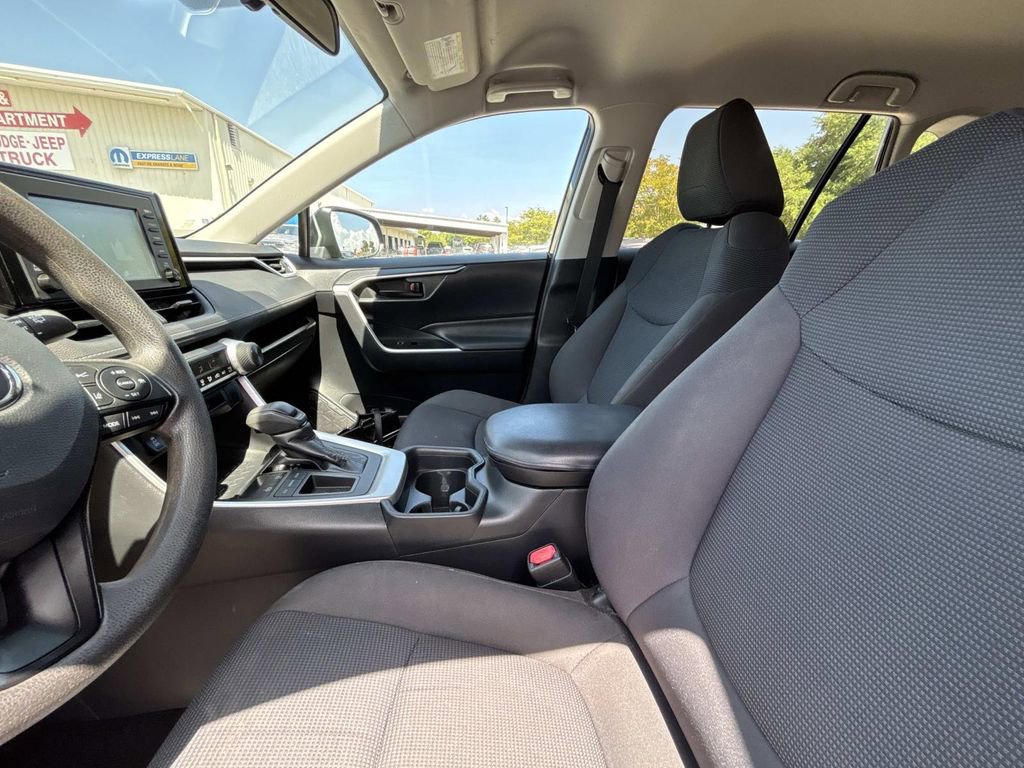 Used 2019 Toyota RAV4 LE FWD image 10