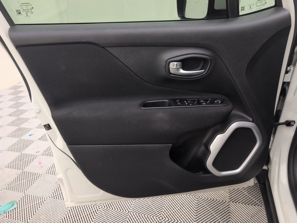 Used 2021 Jeep Renegade Latitude FWD image 31
