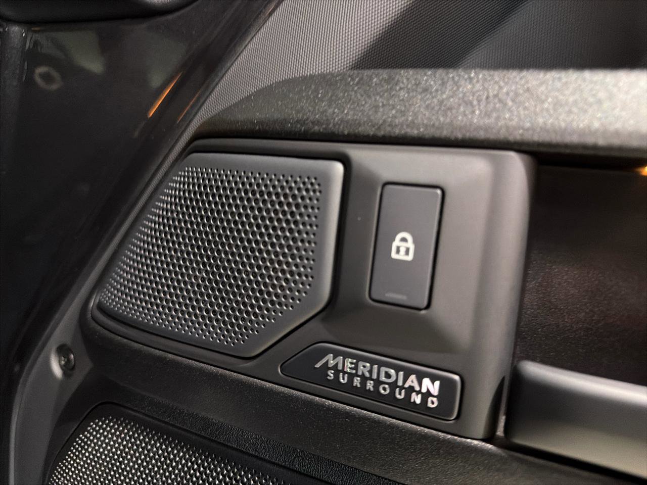 Used 2025 Land Rover Defender 110 image 40