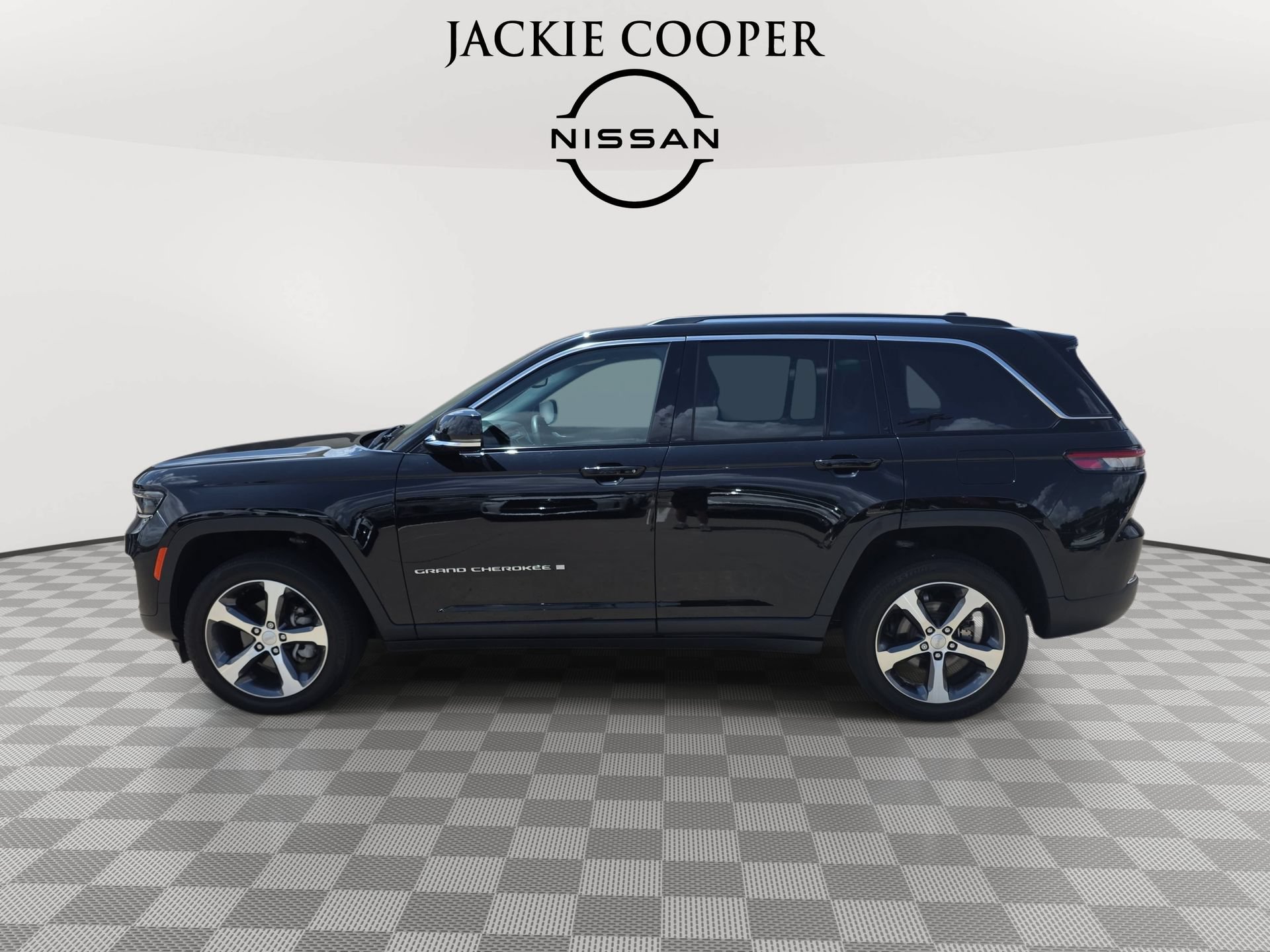 Used 2023 Jeep Grand Cherokee Limited w/ Trailer Tow Prep Group (B) AWD/4WD image 8