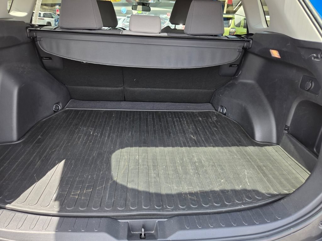 Used 2021 Toyota RAV4 XLE w/ Convenience Package FWD image 26