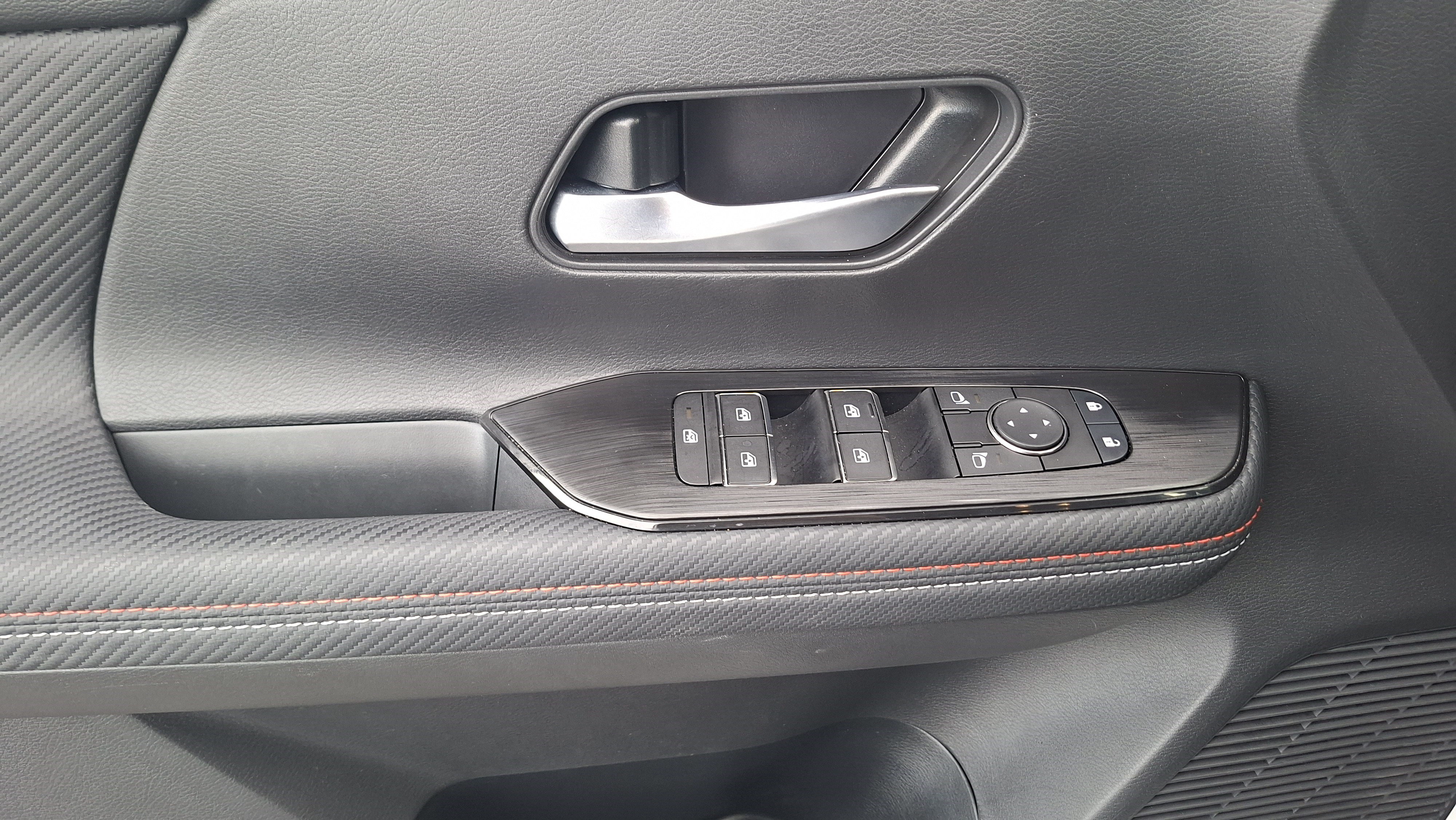 Used 2025 Nissan Kicks SR FWD image 17