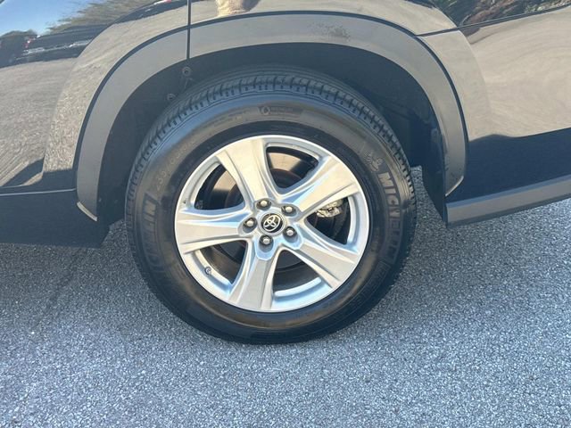 Used 2024 Toyota Highlander LE image 11