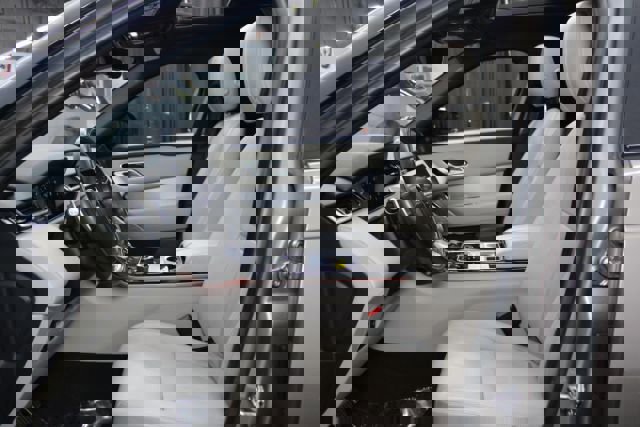 Used 2019 Land Rover Range Rover Velar R-Dynamic SE image 14