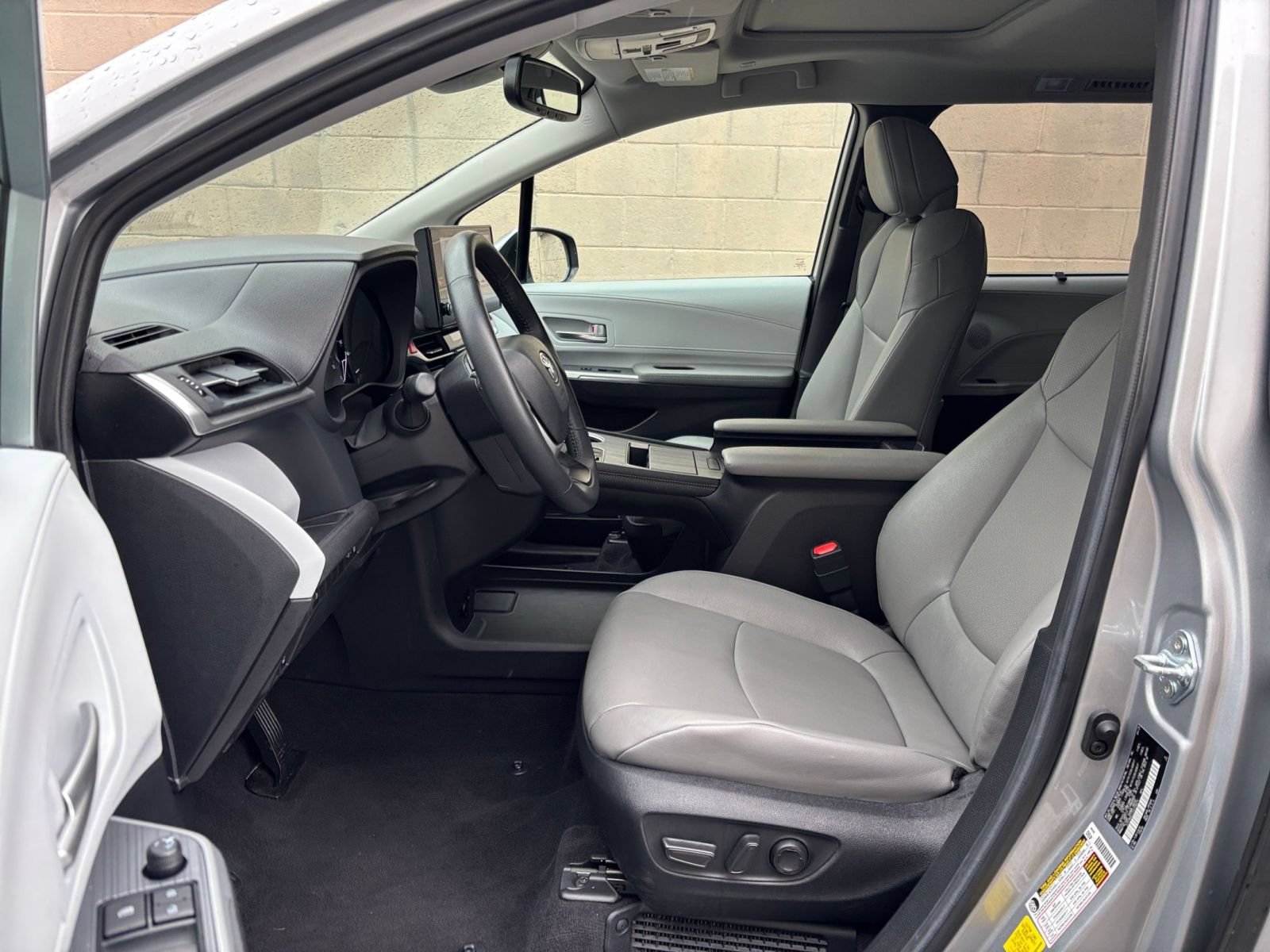 Used 2025 Toyota Sienna XLE FWD image 29