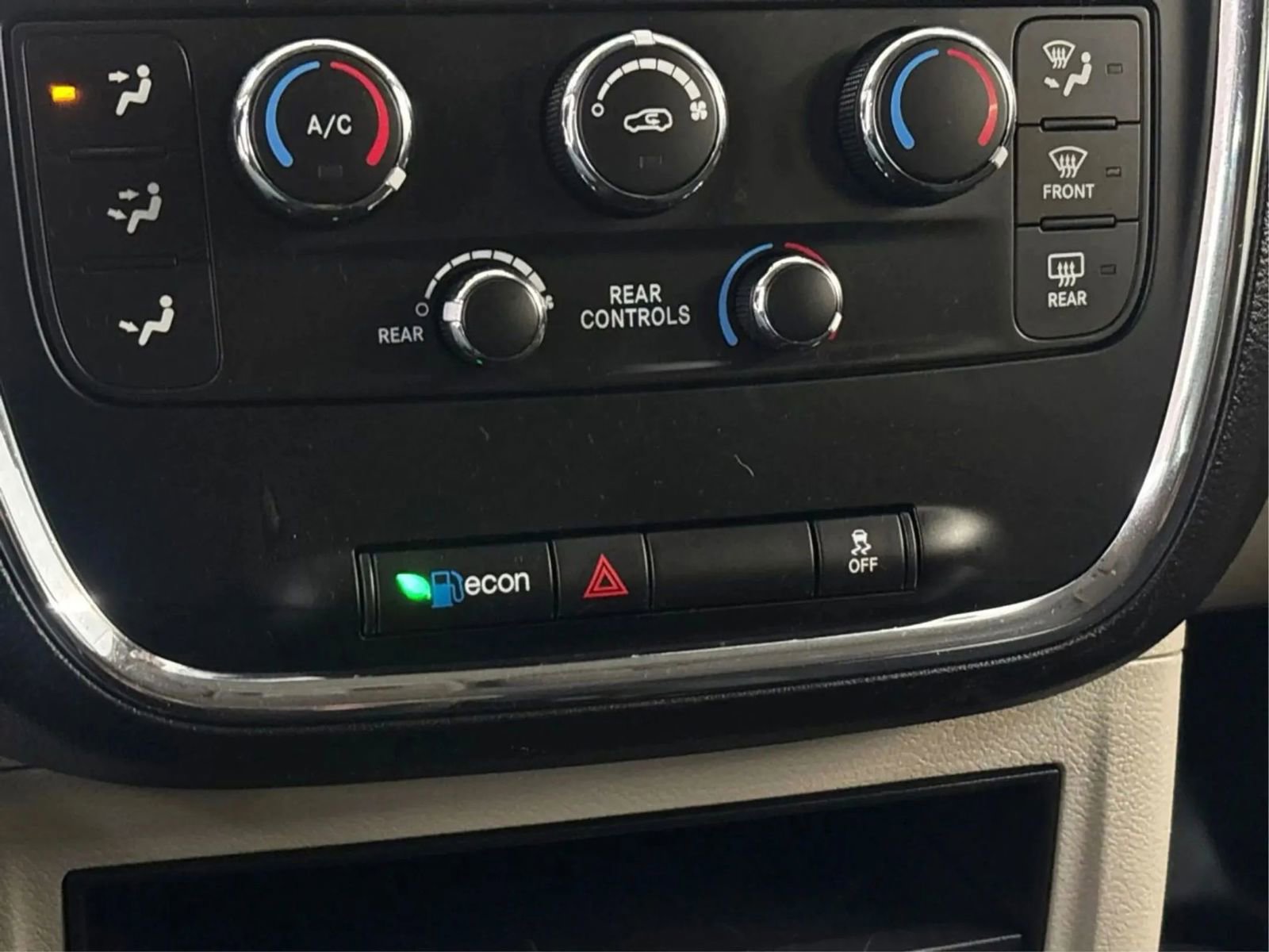 Used 2018 Dodge Grand Caravan SE image 45