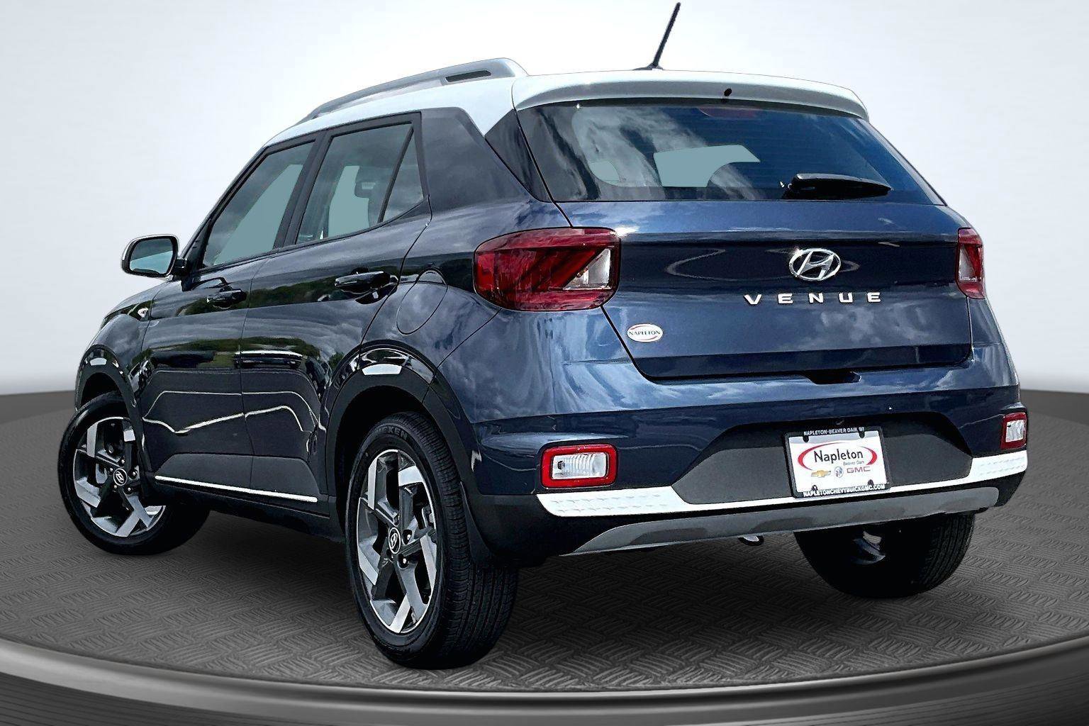 Used 2024 Hyundai Venue Limited FWD image 13
