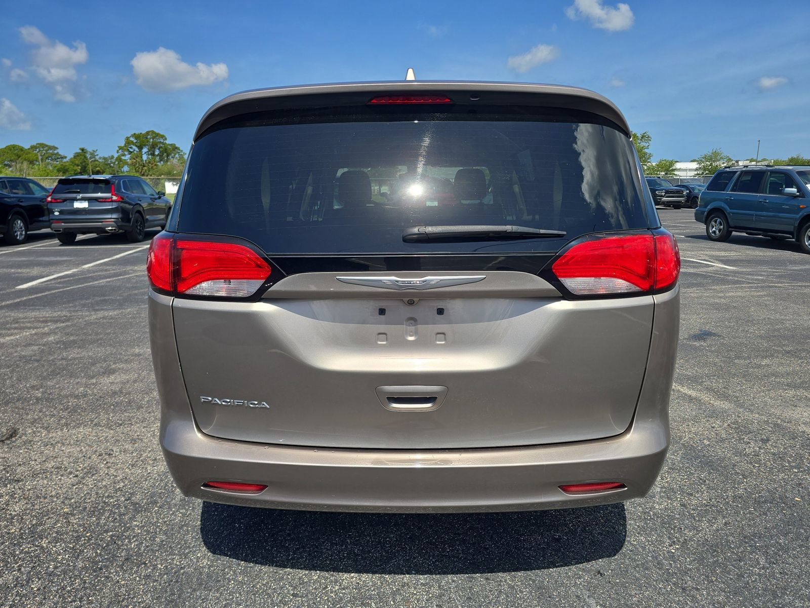 Used 2017 Chrysler Pacifica Touring FWD image 5