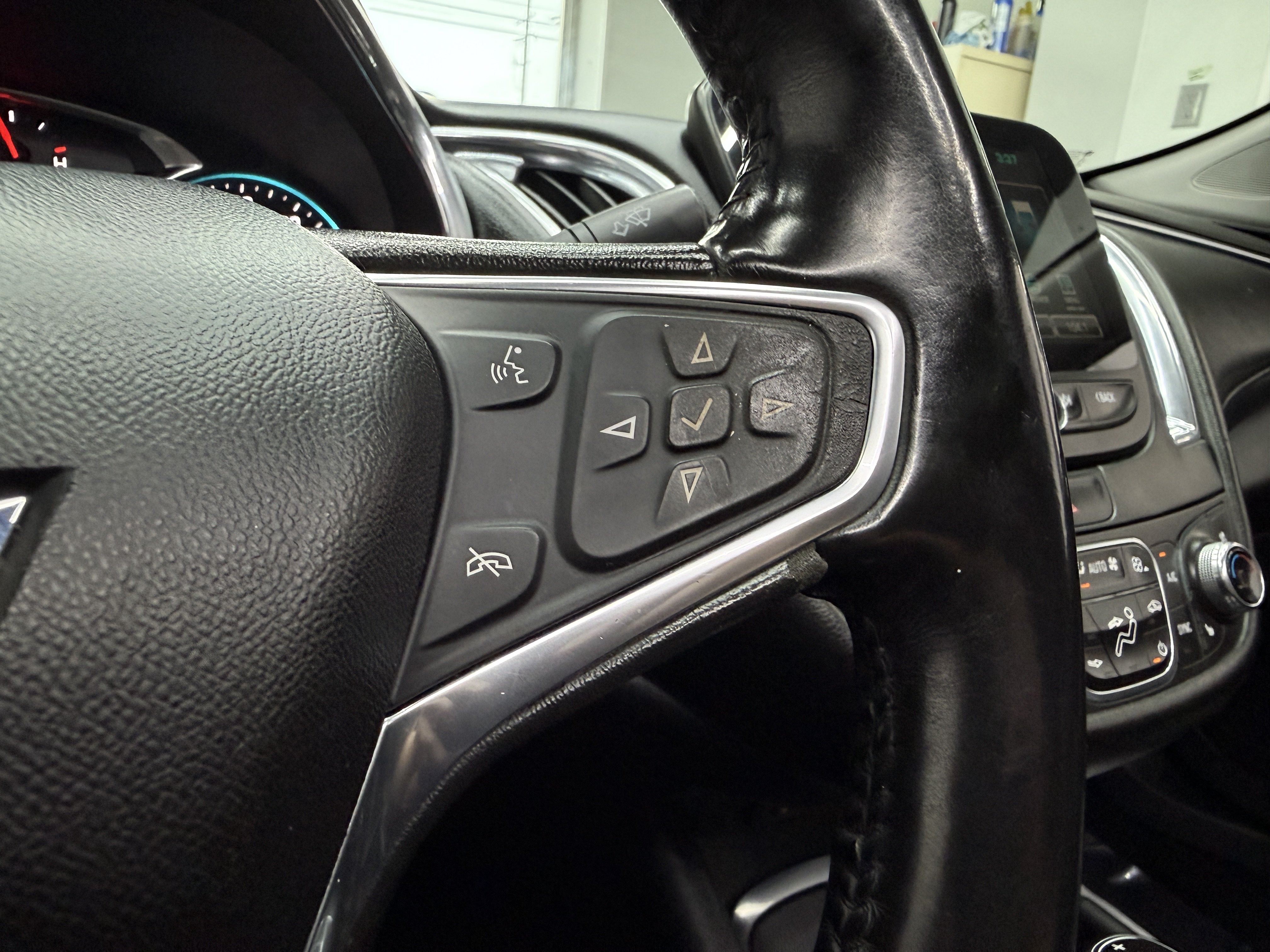 Used 2017 Chevrolet Malibu Premier w/ Premier Sun and Wheel Package FWD image 17