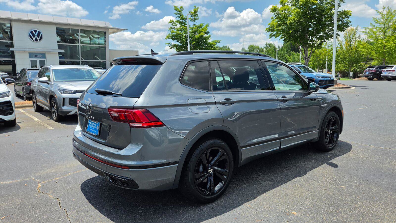 Certified 2024 Volkswagen Tiguan SE R-Line FWD image 4