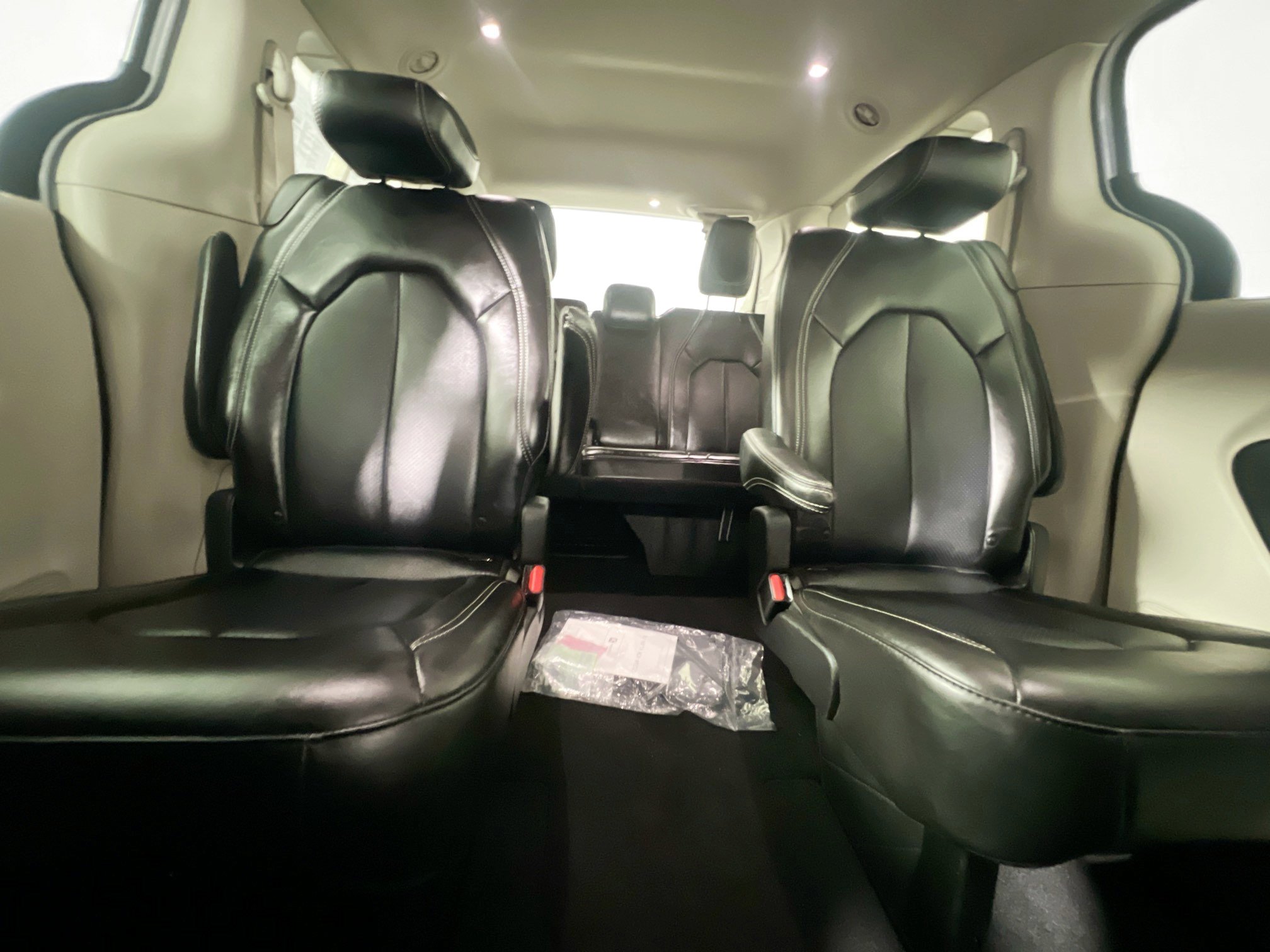 Used 2024 Chrysler Pacifica Touring-L image 32