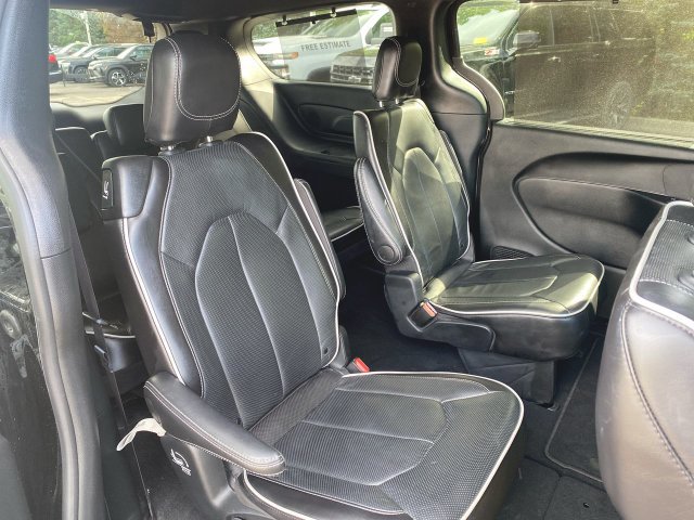 Used 2025 Chrysler Pacifica Limited FWD image 26