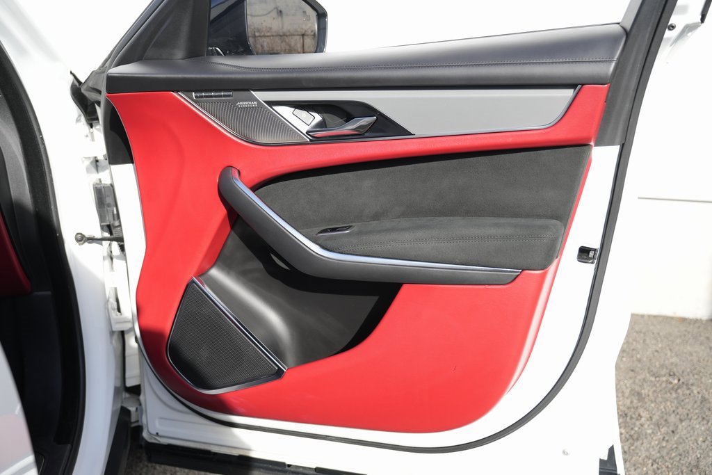 Used 2022 Jaguar F-PACE SVR image 33