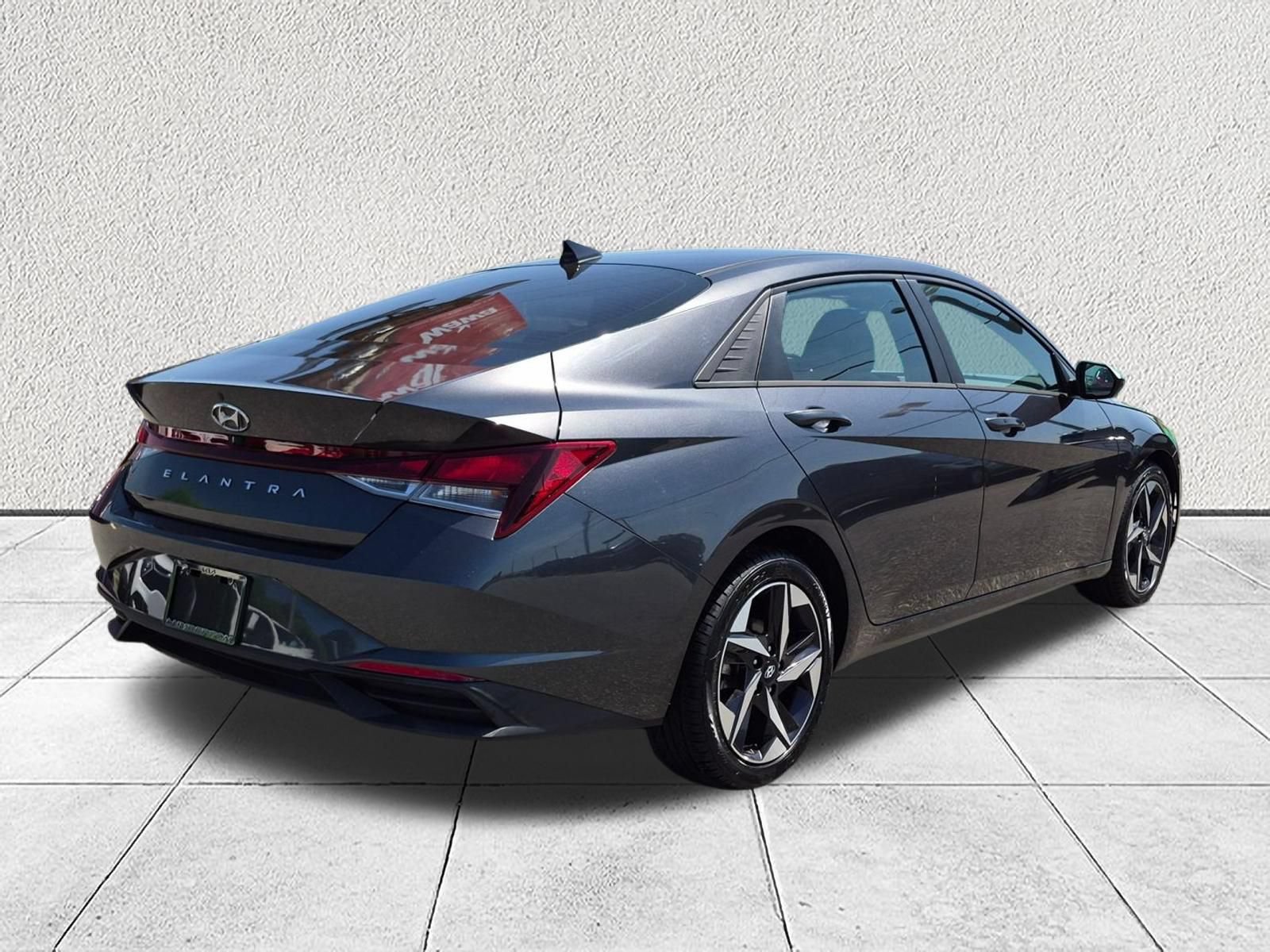 Used 2023 Hyundai Elantra SEL w/ Convenience Package FWD image 3