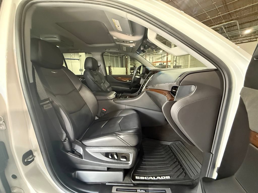 Used 2020 Cadillac Escalade Luxury AWD/4WD image 20