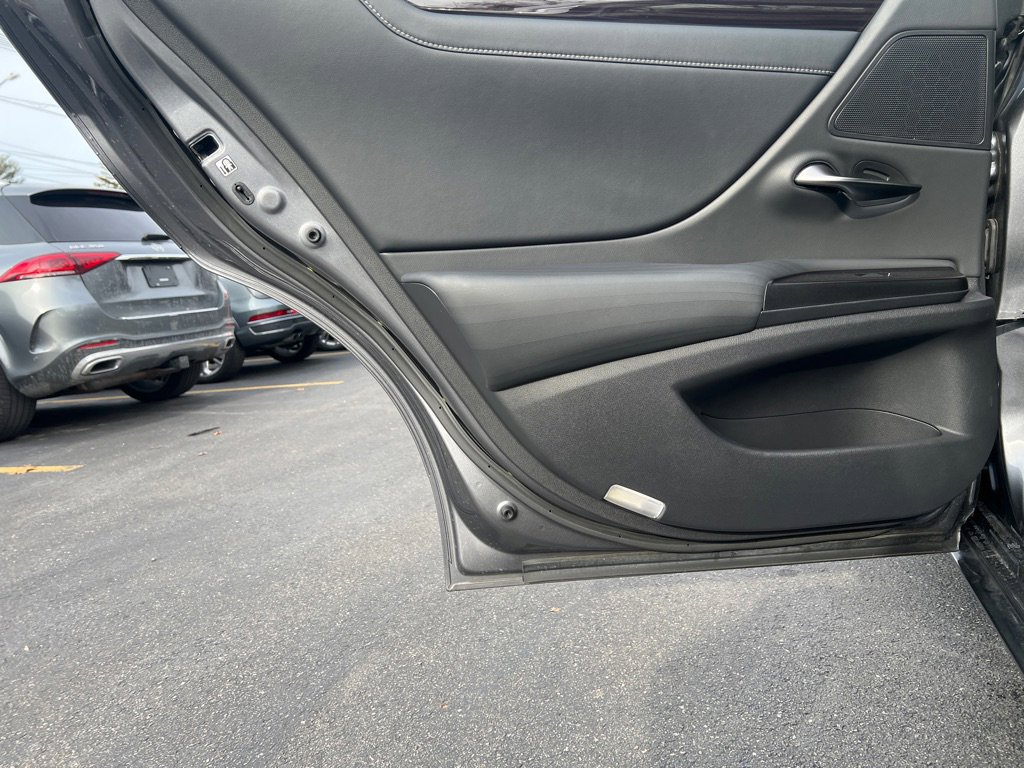 Used 2019 Lexus ES 300h image 11