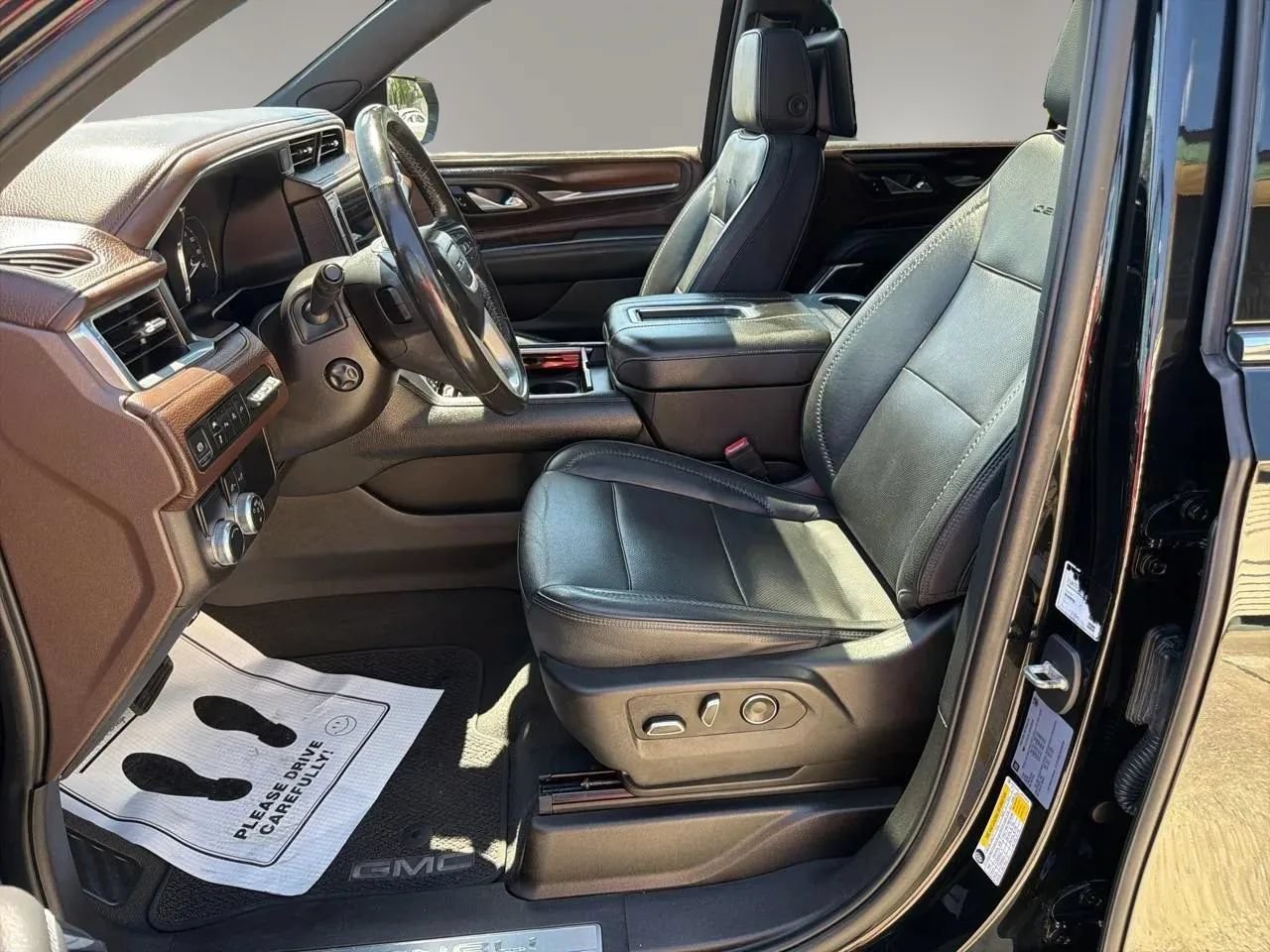 Used 2021 GMC Yukon XL Denali w/ Denali Premium Package RWD image 15