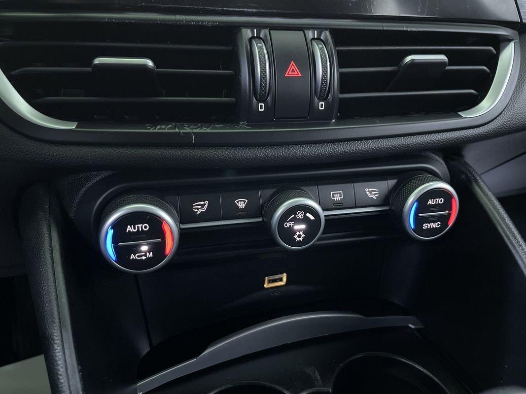 Used 2017 Alfa Romeo Giulia AWD image 22