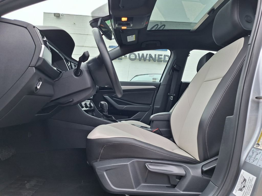 Used 2021 Volkswagen Jetta R-Line w/ R-Line Cold Weather Package image 9