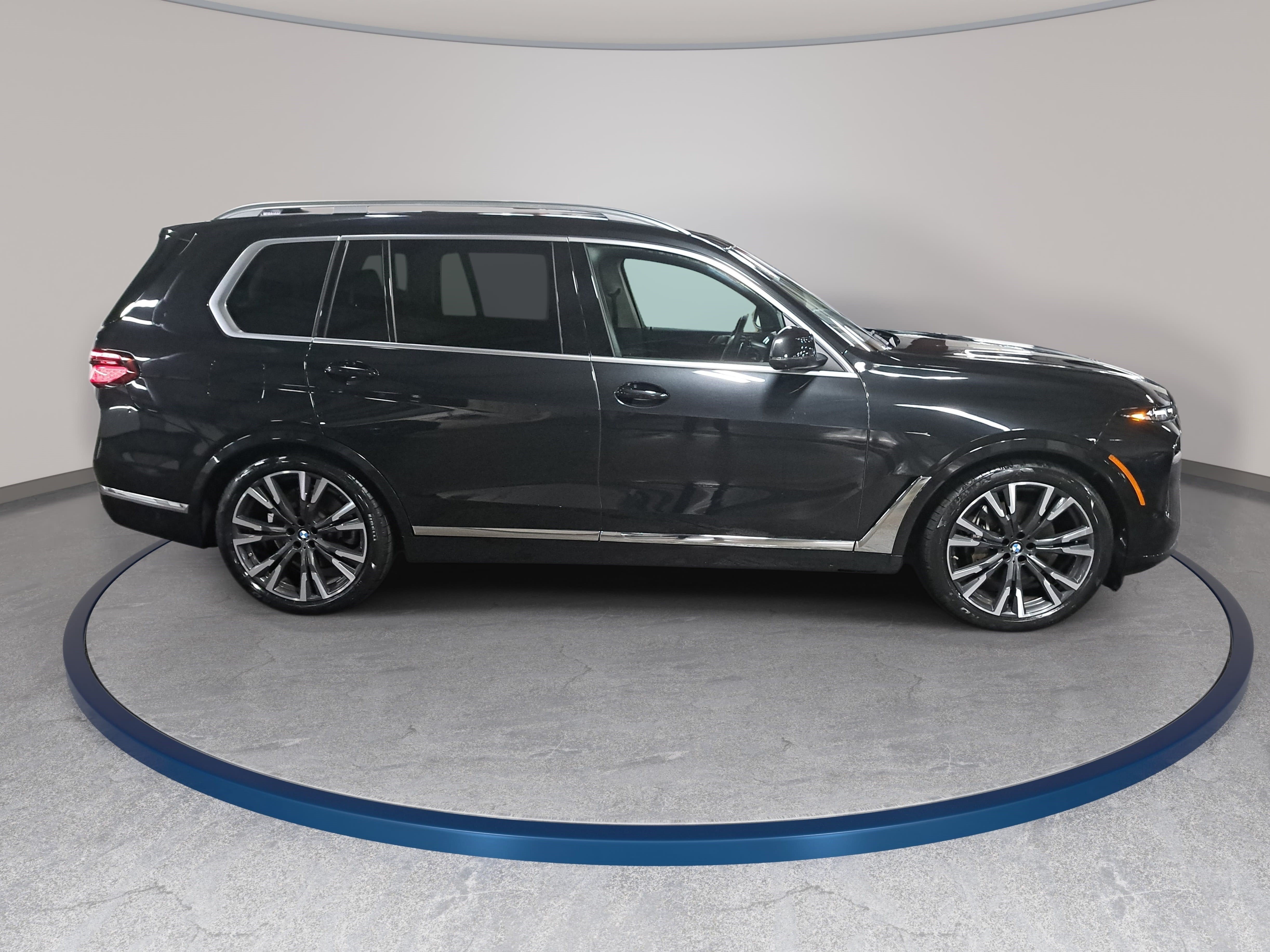 Used 2025 BMW X7 xDrive40i w/ Premium Package AWD/4WD image 4
