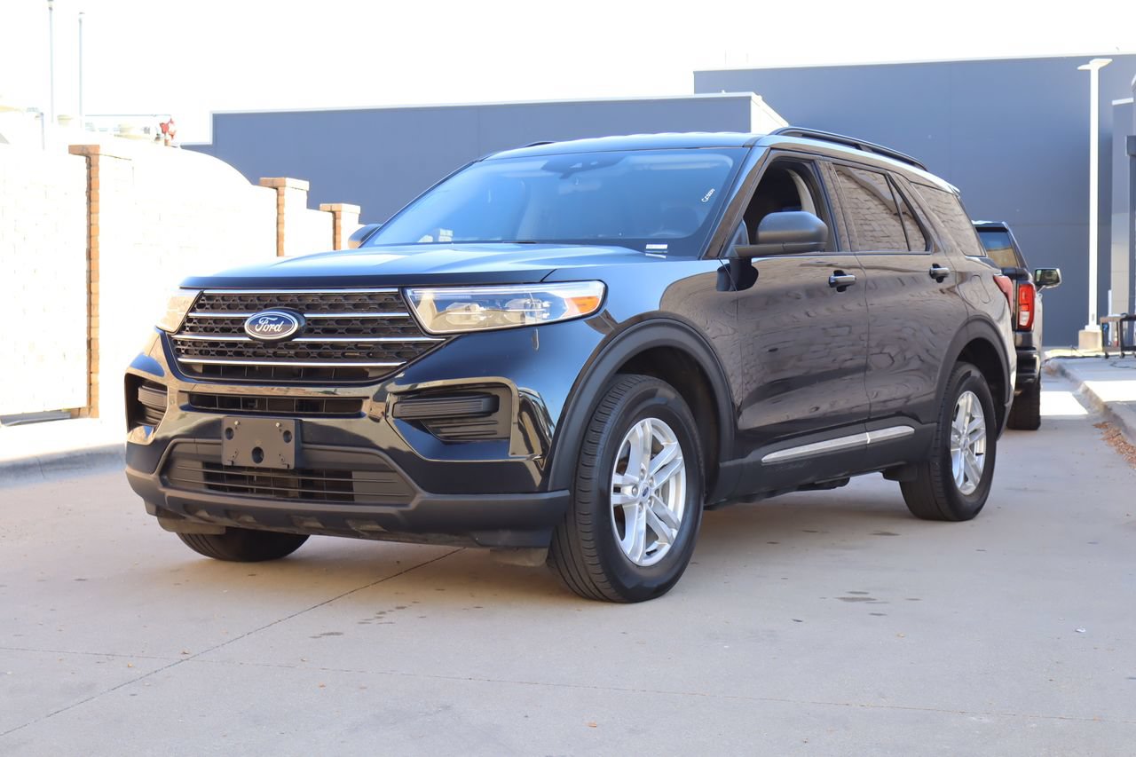 Used 2023 Ford Explorer XLT AWD/4WD image 2