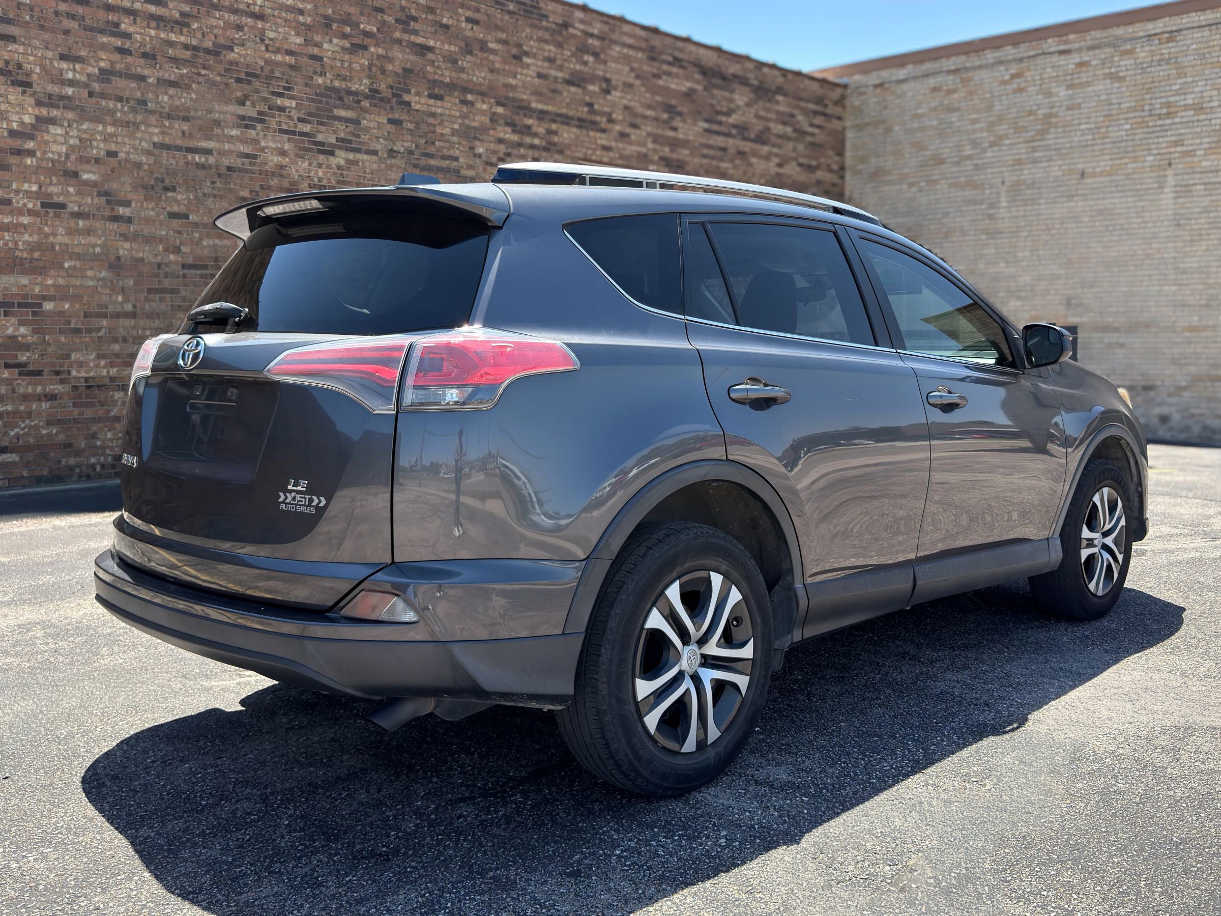Used 2018 Toyota RAV4 LE FWD image 8