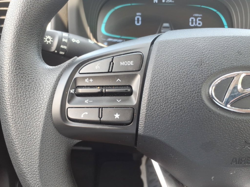 Certified 2025 Hyundai Venue SE FWD image 20