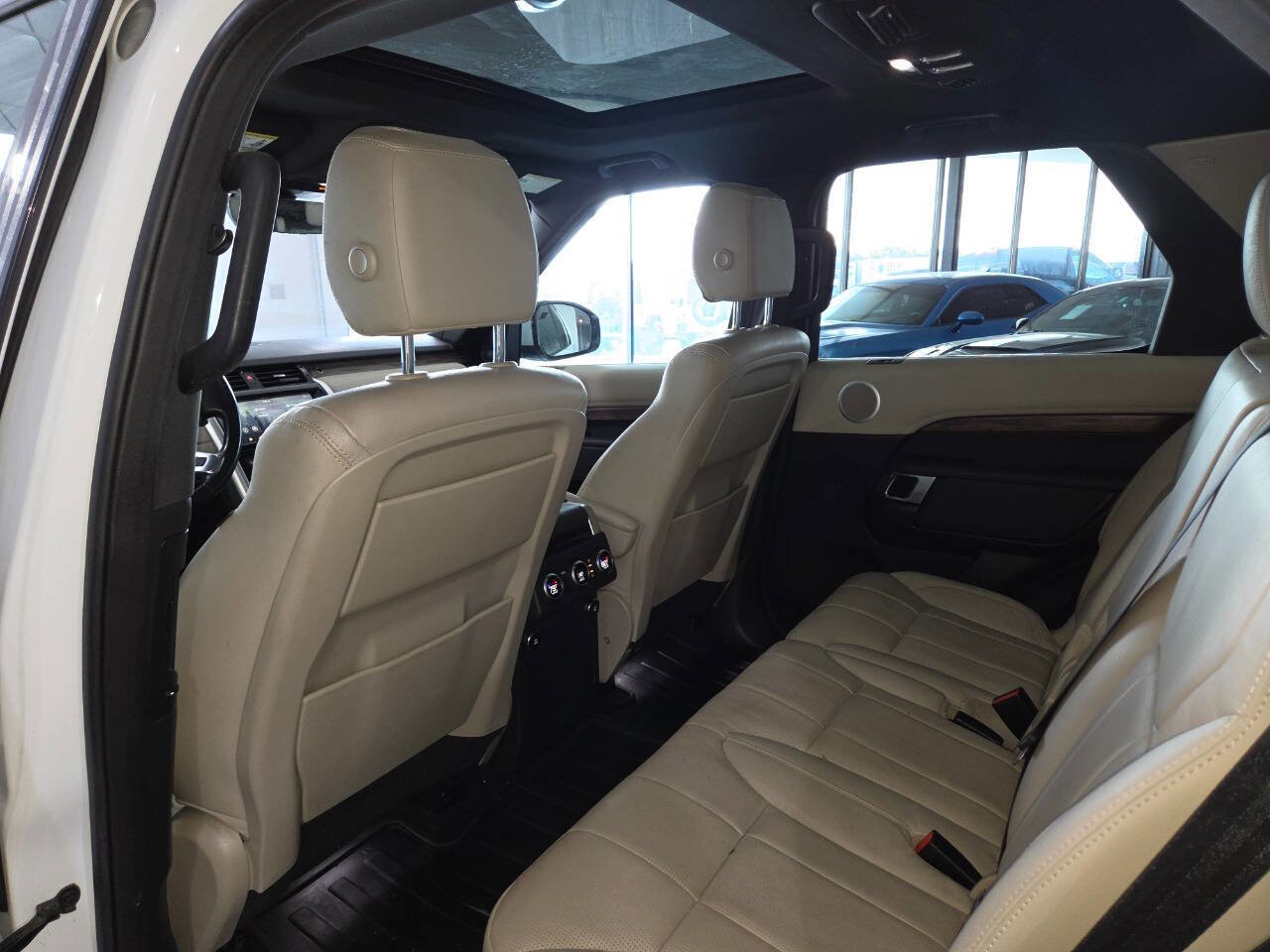 Used 2019 Land Rover Discovery HSE AWD/4WD image 21