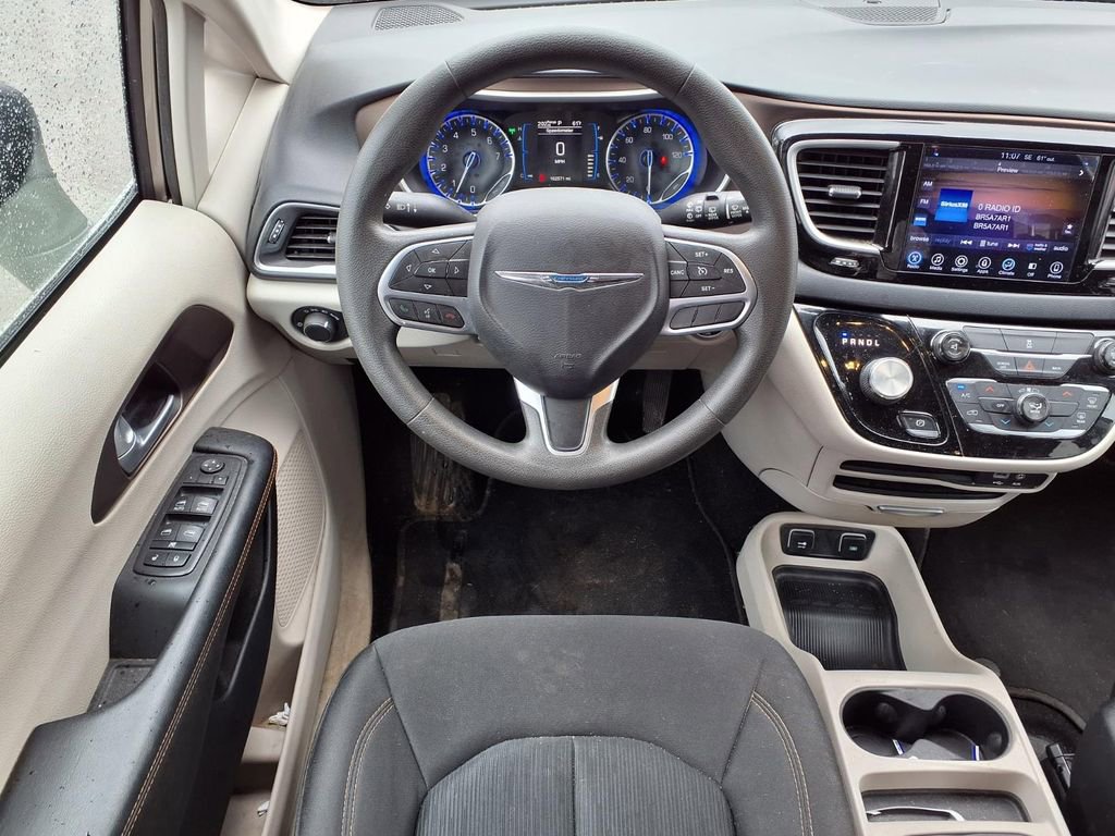 Used 2017 Chrysler Pacifica Touring image 10